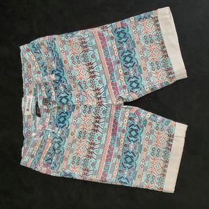 Stretch denim pattern shorts with adjustable waistband